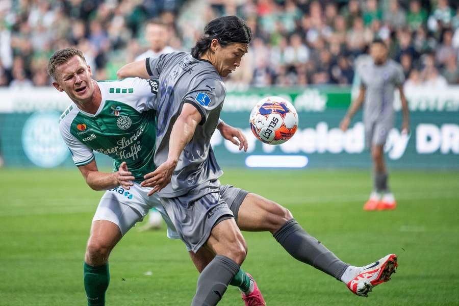 Viborgs Oliver Bundgaard Kristensen i kamp med FCMs Cho Gue-sung under superligakampen mellem Viborg FF og FC Midtjylland