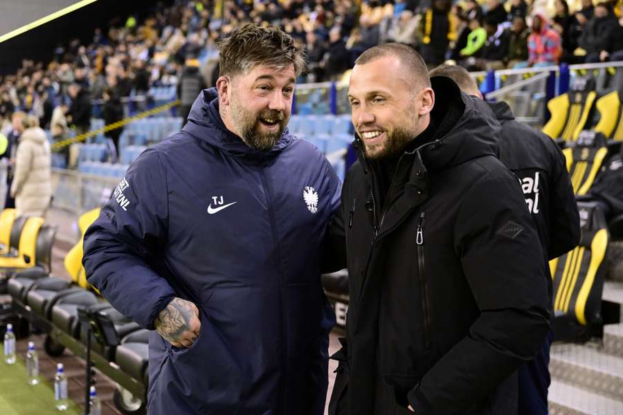 Heitinga voor de wedstrijd in een onderonsje met Vitesse assistent-trainer Theo Janssen