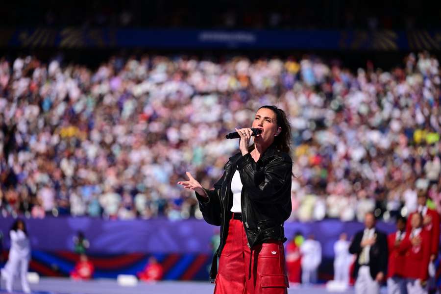 Idina Menzel canta o hino nacional norte-americano na Filadélfia Idina Menzel canta o hino nacional norte-americano na Filadélfia