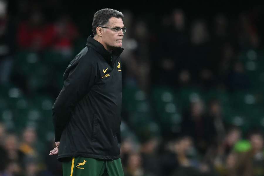 Rassie Erasmus sur le bord du terrain.