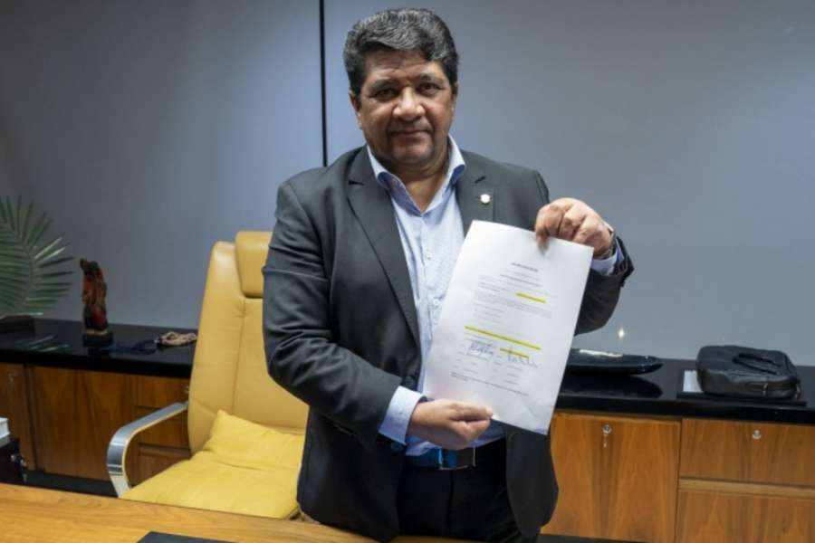 Ednaldo Rodrigues exibe documento enviado à FIFA