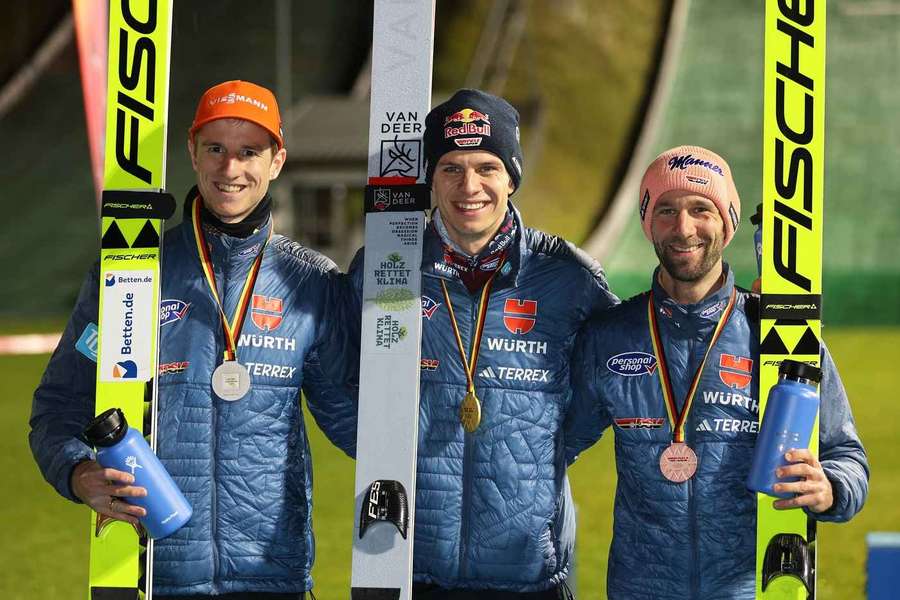 Andreas Wellinger (m.), Karl Geiger (l.) und Pius Paschke vertreten die deutschen Farben bei der Vierschanzentournee