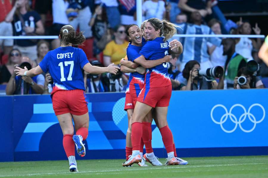 Estados Unidos celebra su victoria ante Brasil