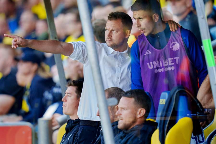 FCKs Cheftræner Jacob Neestrup og Roony Bardghji før indskiftning i superligakampen mellem Brøndby IF - FC København