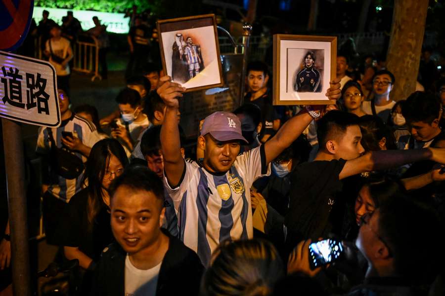 Chinese fans bezetten de straten om een glimp op te vangen van hun idool