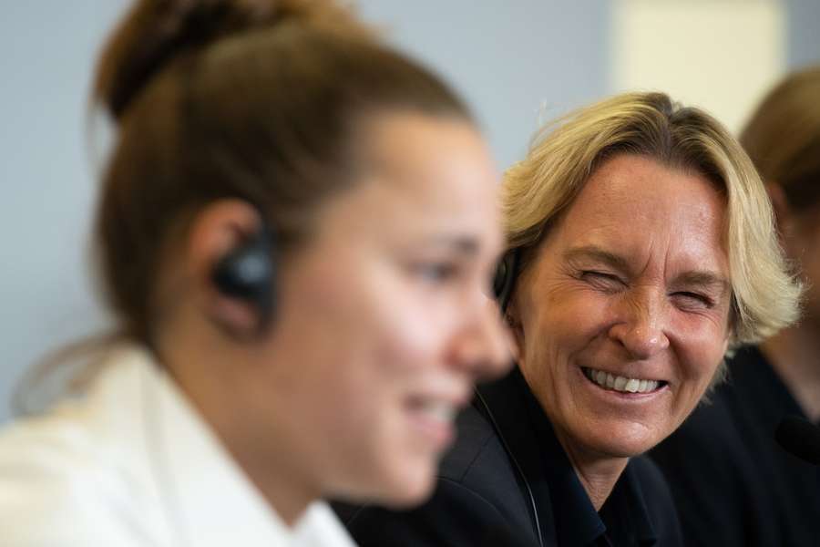 Martina Voss-Tecklenburg (re.) und Lena Oberdorf (li.) bei der Pressekonferenz vor dem Spiel gegen Südkorea
