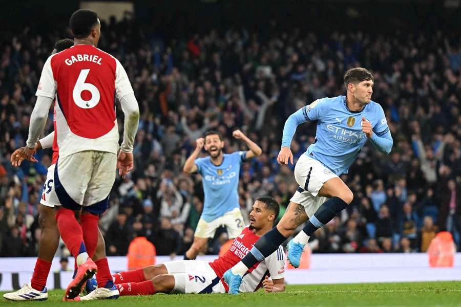 O momento em que Stones marca para o City