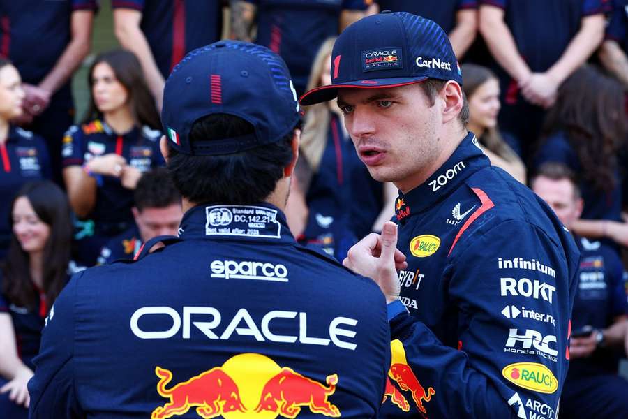 Verstappen en Red Bull-teamgenoot Perez praten na tijdens de Grand Prix van Abu Dhabi