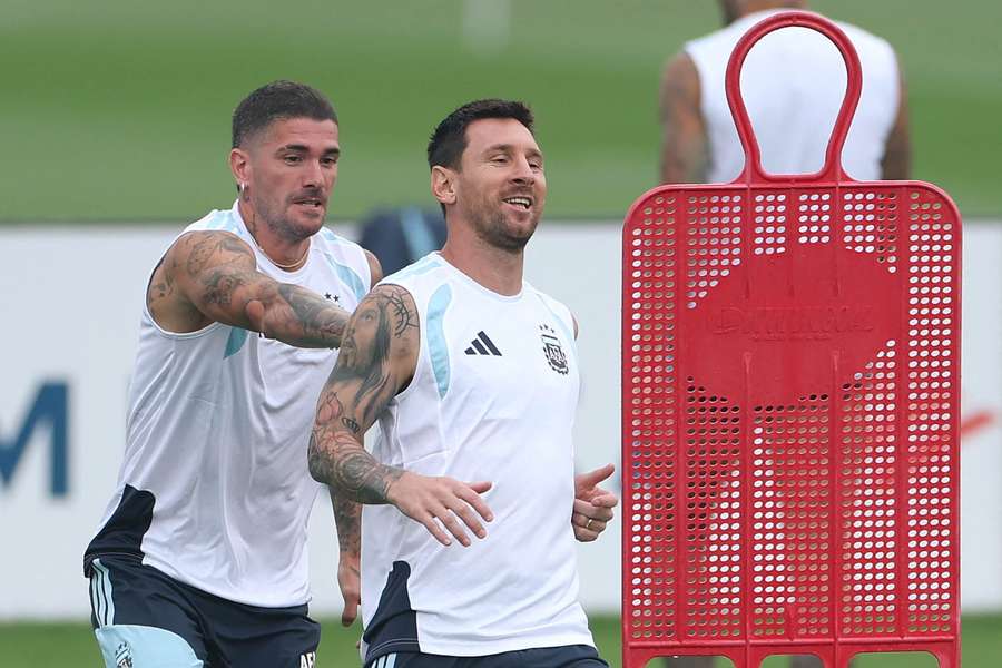 Messi e De Paul no treino da Argentina Messi e De Paul no treino da Argentina