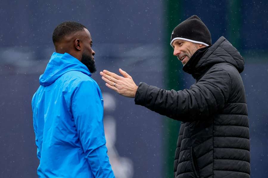 RB Leipzig-Coach Marco Rose (r.) mit Verteidiger Lutsharel Geertruida.