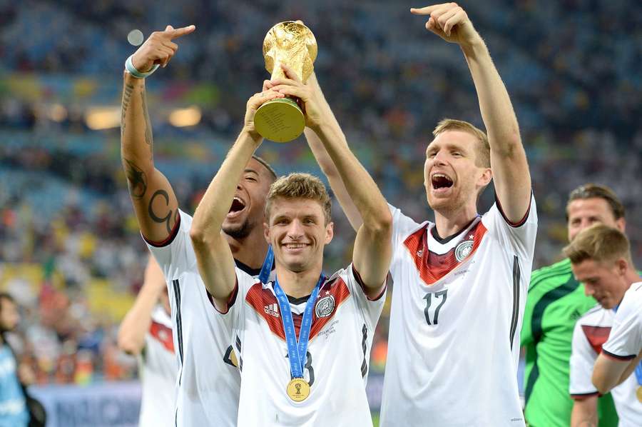 Jerome Boateng, Thomas Müller und Per Mertesacker (v.l.n.r.) bejubeln den Gewinn der Weltmeisterschaft 2014.