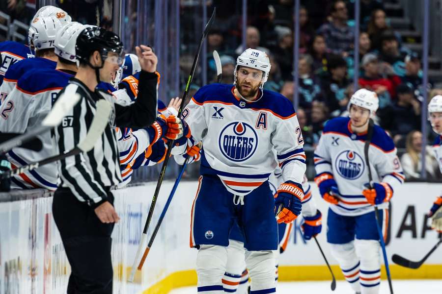 Leon Draisaitl (M.) feiert seinen Treffer für die Edmonton Oilers bei den Seattle Kraken. Leon Draisaitl (M.) feiert seinen Treffer für die Edmonton Oilers bei den Seattle Kraken.