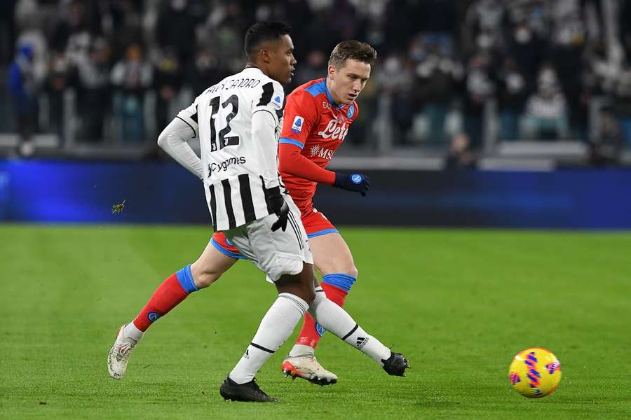 Alex Sandro în duel cu Piotr Zielinski