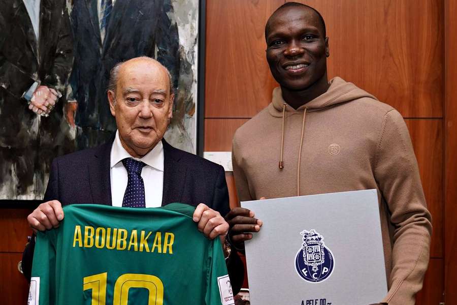 Aboubakar ofereceu uma das camisolas que utilizou no Mundial-2022 a Pinto da Costa