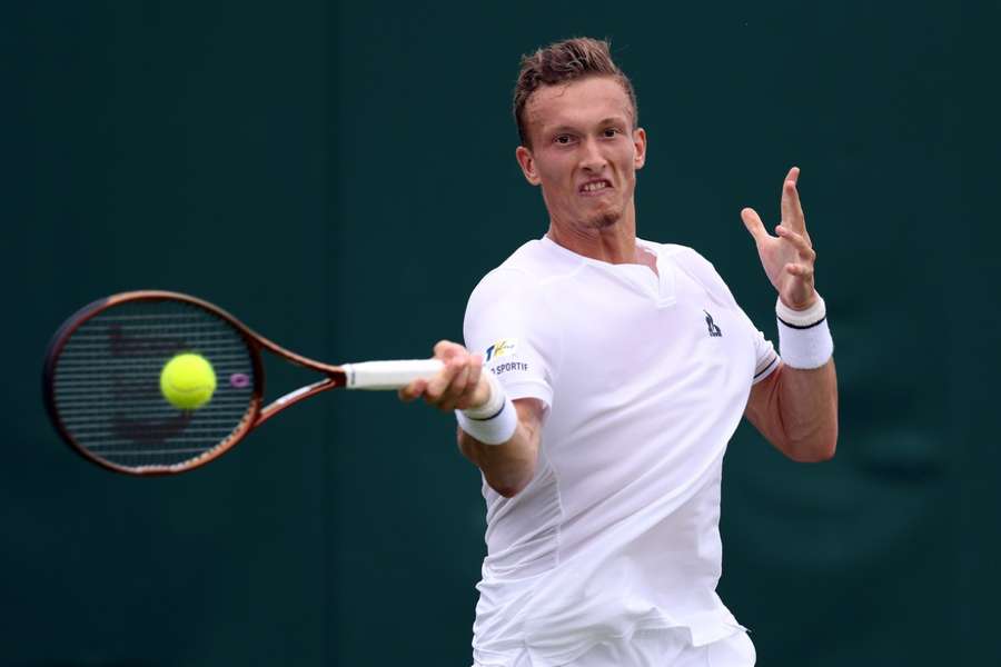Jiří Lehečka v osmifinále Wimbledonu skrečoval Daniilu Medveděvovi.