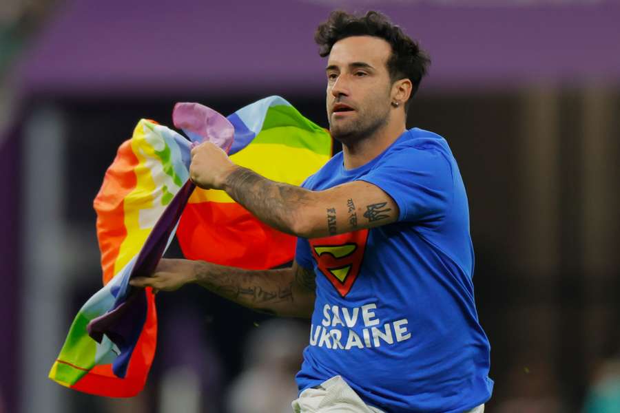 Homem invadiu o relvado e empunhou uma bandeira com as cores LGBT