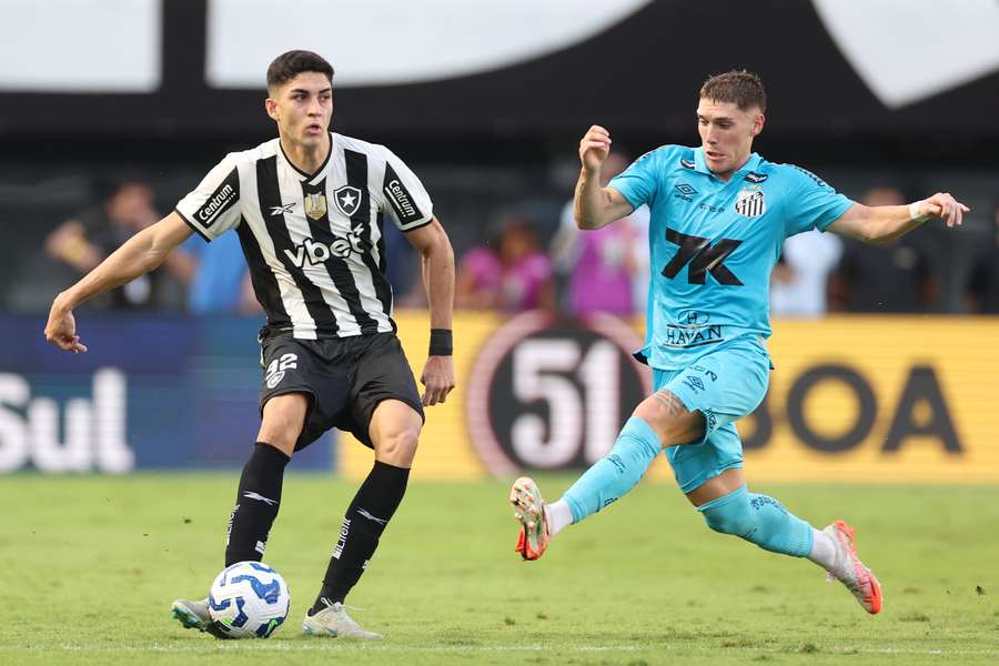 Jair (izquierda) fue adquirido por el Botafogo por 14 millones de dólares