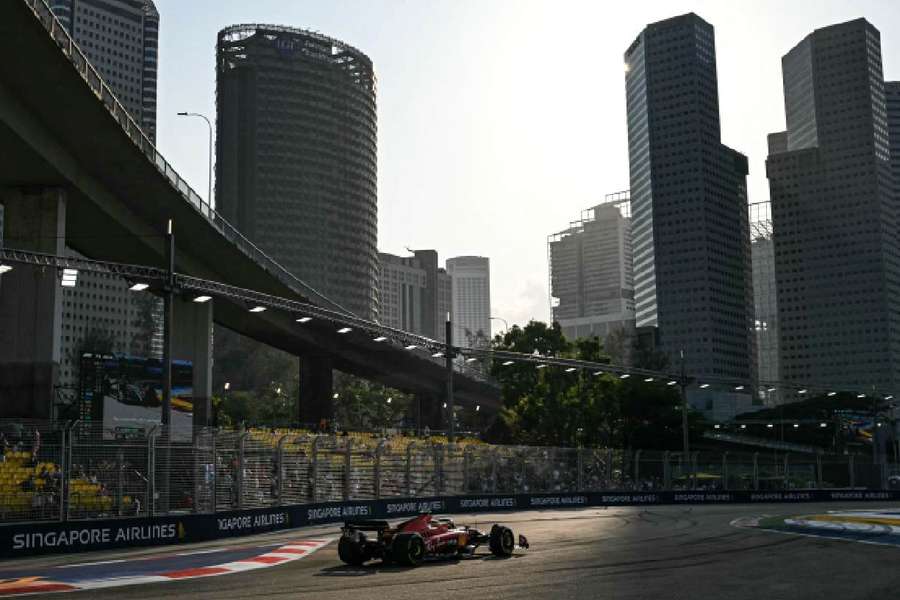Sainz, con su Ferrari, entre los rascacielos de Singapur.