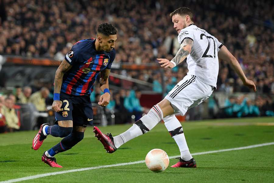 Barcelona's Raphinha tries to go past Man Utd's Wout Weghorst