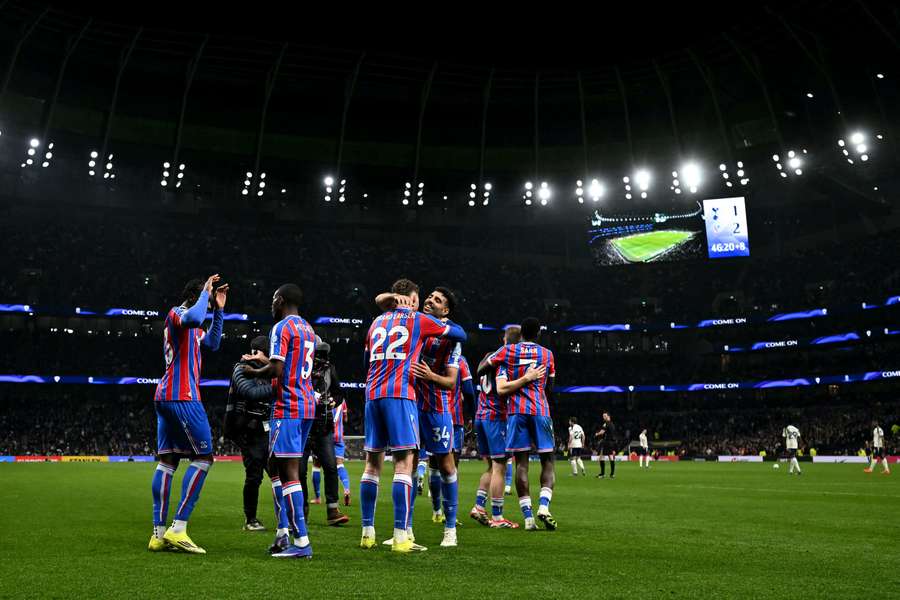 Les supporters de Tottenham quittent tous le stade à la pause, largement menés par Palace