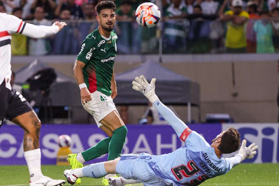 Flaco López encobriu Rafael para marcar o segundo do Palmeiras na partida