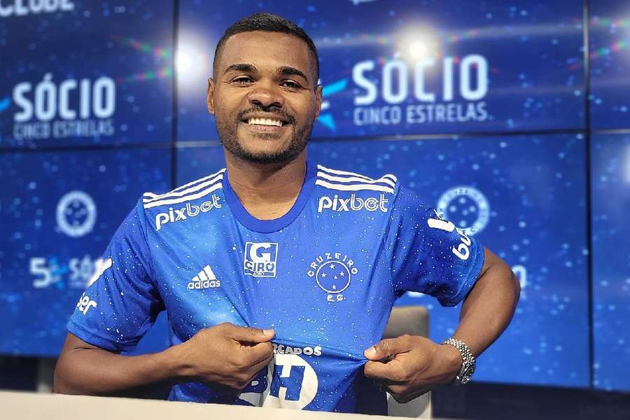 Nikão posa com a camisa do Cruzeiro em chegada a Belo Horizonte
