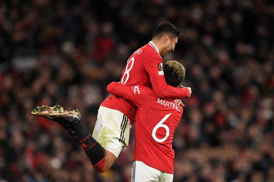 Casemiro en Lisandro Martínez vieren een doelpunt in de UEFA Europa League Casemiro en Lisandro Martínez vieren een doelpunt in de UEFA Europa League
