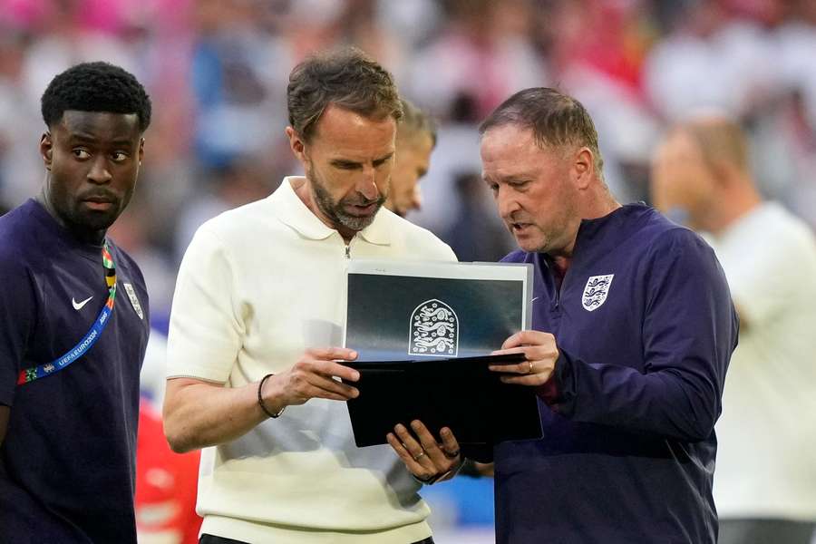 Gareth Southgate v přípravě na penalty ve čtvrtfinále se Švýcarskem.