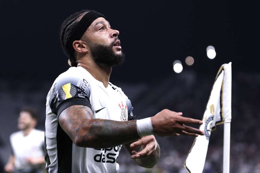 Depay sacramentou a vitória do Corinthians em Itaquera 