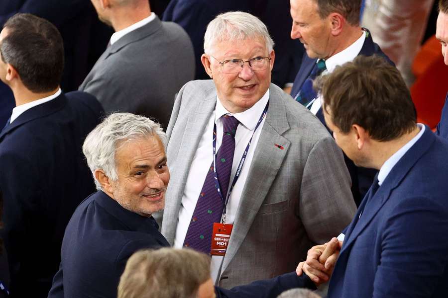 José Mourinho e Sir Alex Ferguson durante o jogo entre a Alemanha e a Escócia