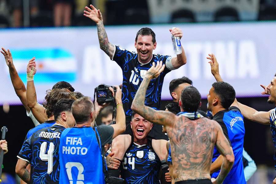 Jucătorii Argentinei sărbătoresc victoria în fața Angliei Jucătorii Argentinei sărbătoresc victoria în fața Angliei