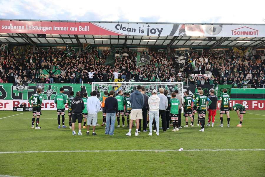 Die Rieder jubeln über den Einzug ins Finale des Europacup-Play-offs. Die Rieder jubeln über den Einzug ins Finale des Europacup-Play-offs.