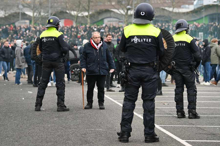 Er was veel politie aanwezig rond De Kuip