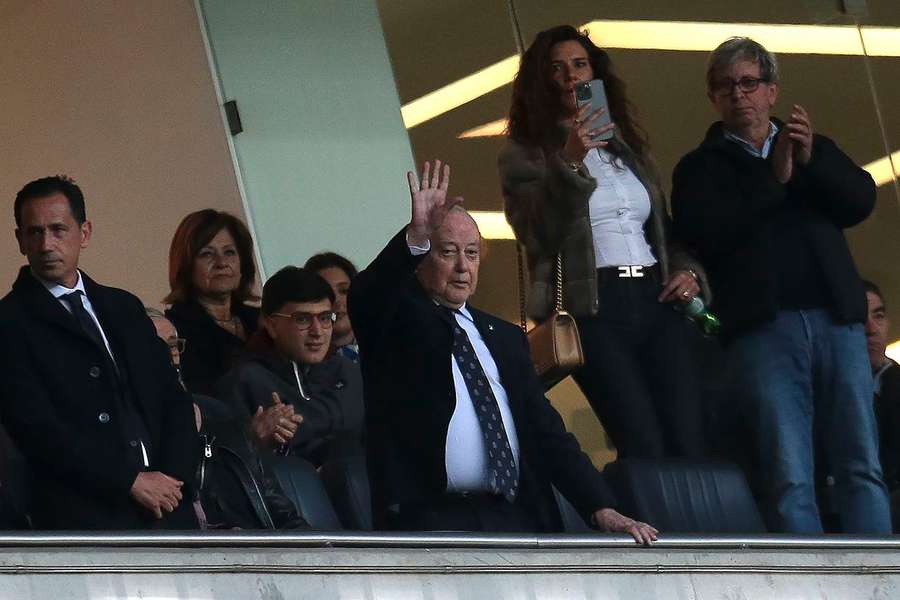 Pinto da Costa na tribuna do Dragão