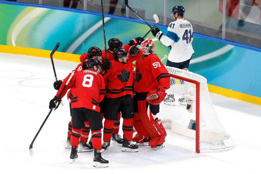 Kanaďané slaví vydřené vítězství nad Finskem.