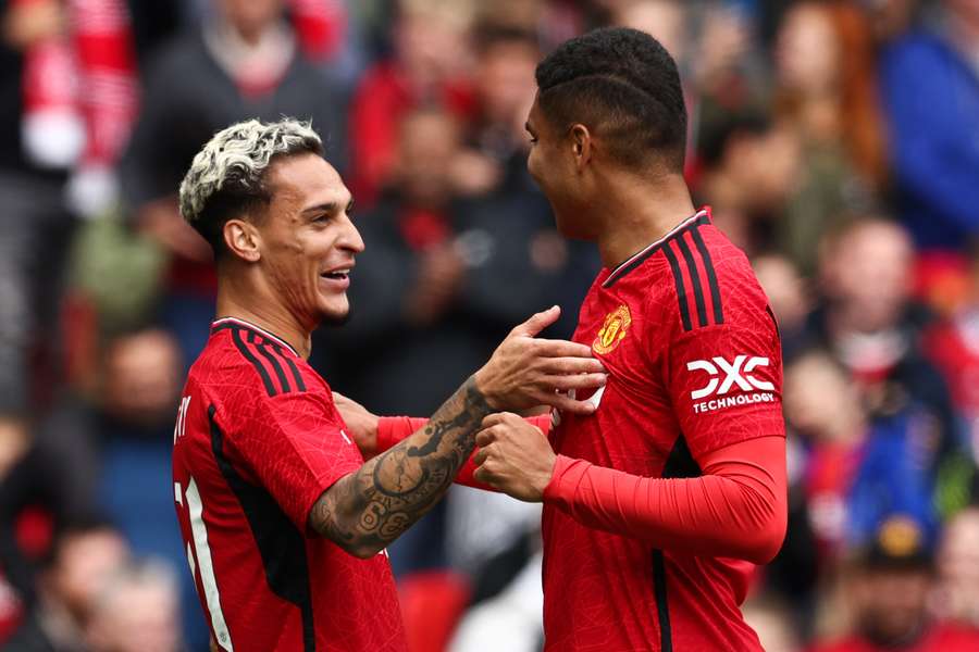 Antony e Casemiro comemoram gol do Manchester United