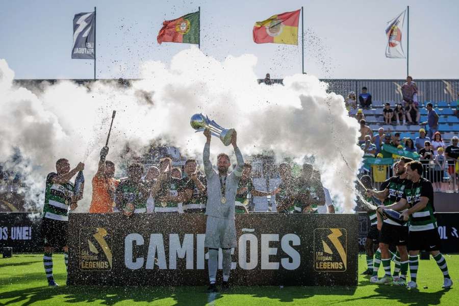 Beto Pimparel, capitão do Sporting, levanta o troféu na Nazaré