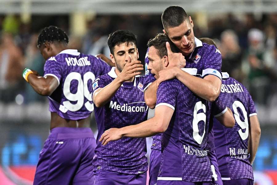 Middenvelder Arthur Melo viert een doelpunt van Fiorentina