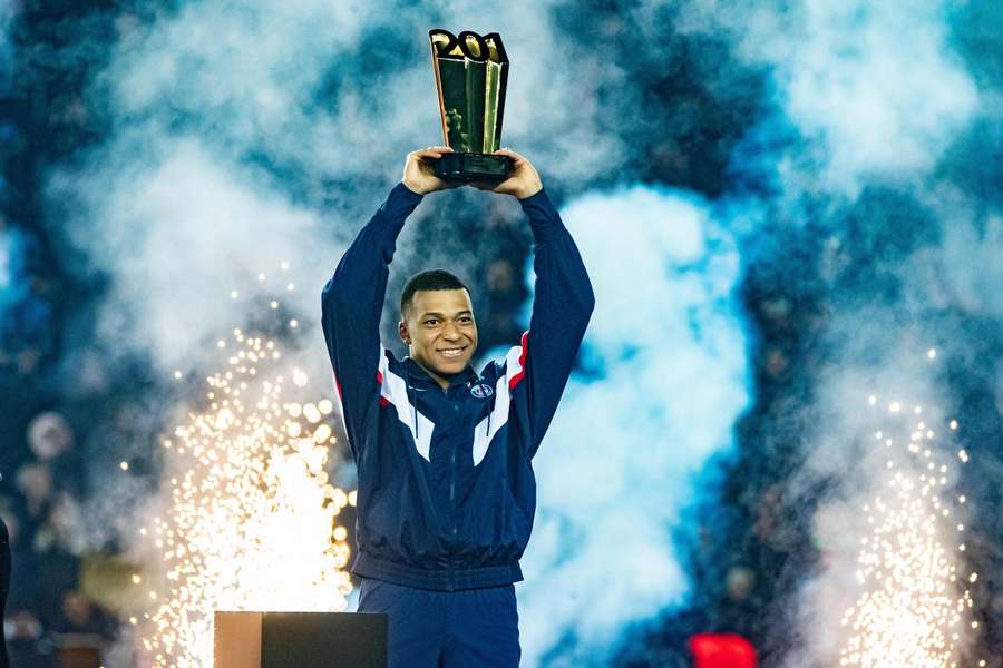 Mbappé s ocenením, ktoré znázorňuje, že stal najlepším strelcom histórie PSG.