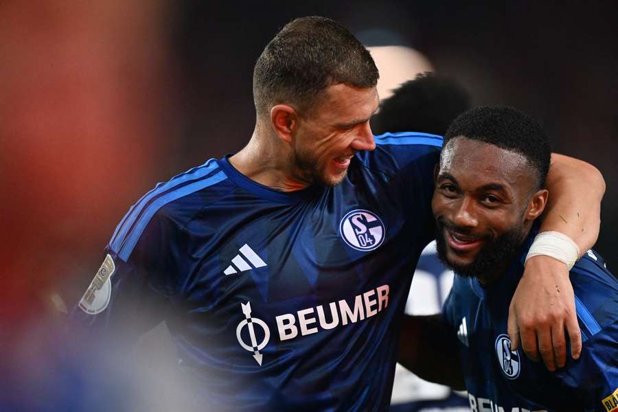 Edeljoker Dzeko schießt Schalke in die zweite Runde Edeljoker Dzeko schießt Schalke in die zweite Runde