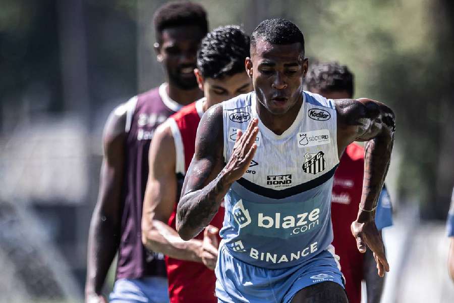 Jogadores do Santos treinam para duelo com o Cruzeiro