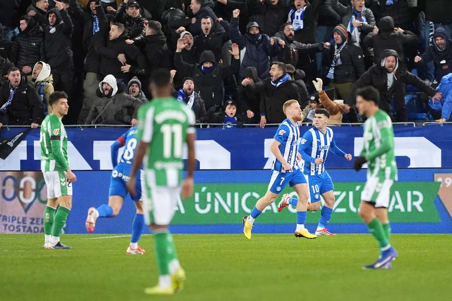Carlos Vicente celebra el primer gol del partido