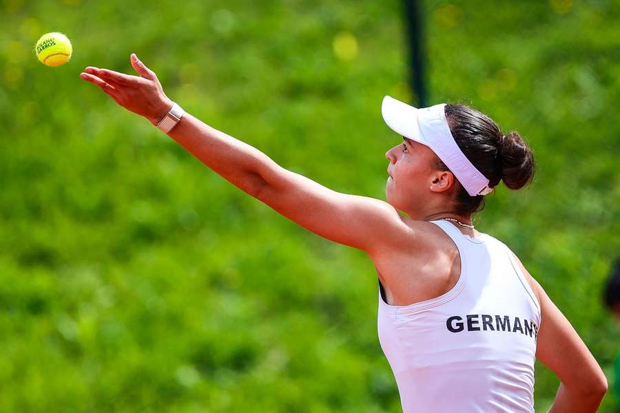 Tessa Brockmann beim Service