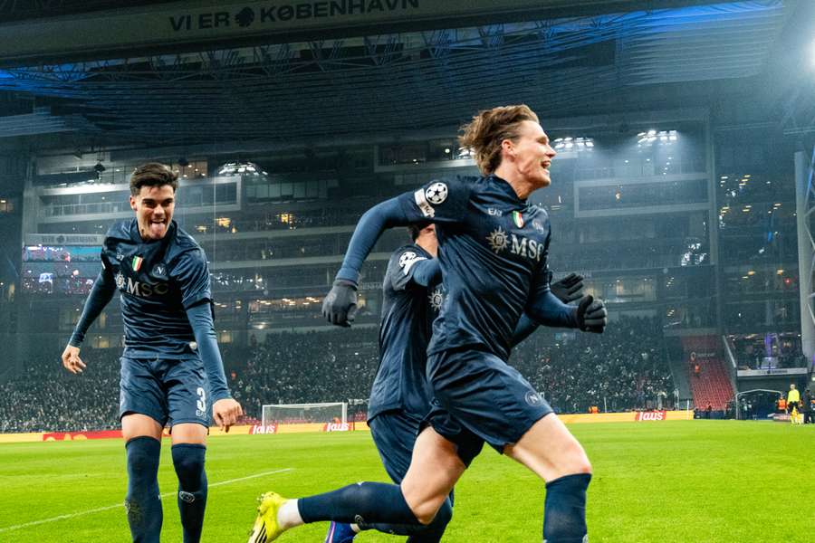 Scott McTominay esulta dopo il gol nella partita Copenaghen-Napoli