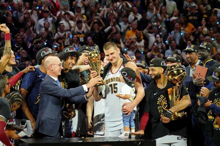 Nikola Jokic met de bokaal voor MVP van de finale en Jamal Murray met de NBA-trofee 