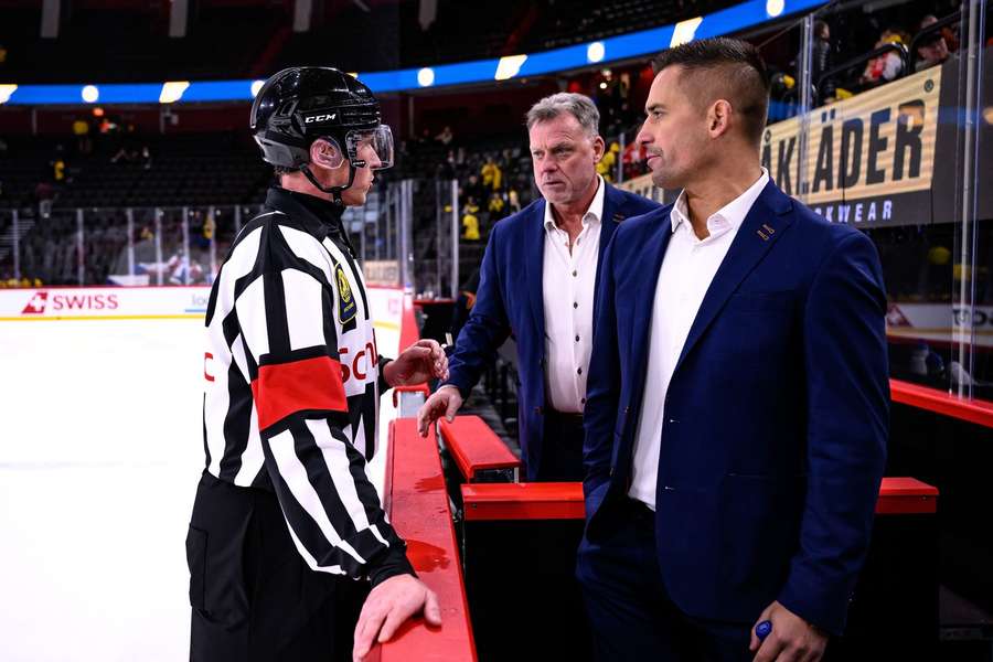 Radim Rulík a Tomáš Plekanec v diskuzi s hlavním rozhodčím.