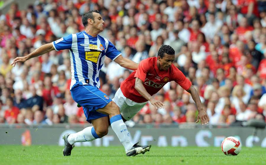 Moisés Hurtado, ante Nani en un Manchester United-Espanyol