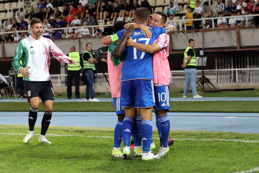 L'esultanza degli azzurri dopo il gol del momentaneo vantaggio sulla Macedonia
