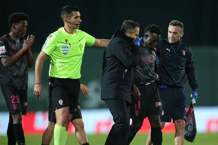 Roger saiu lesionado logo aos 24 minutos