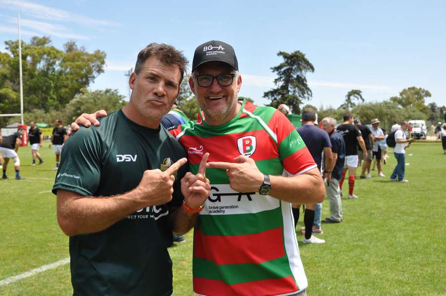Tim Vieira (à direita), com Schalk Brits, cumpre tradição há quatro anos